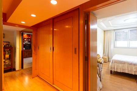 Apartamento à venda com 200m², 4 quartos e 2 vagas Apartamento à venda com 200m², 4 quartos e 2 vagasCloset da suíte