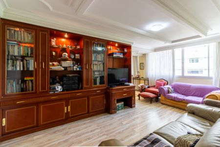 Apartamento à venda com 200m², 4 quartos e 2 vagas Apartamento à venda com 200m², 4 quartos e 2 vagasSala de TV