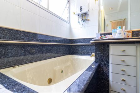 Apartamento à venda com 200m², 4 quartos e 2 vagas Apartamento à venda com 200m², 4 quartos e 2 vagasBanheiro da suíte