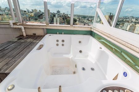 Apartamento à venda com 140m², 3 quartos e 3 vagas Apartamento à venda com 140m², 3 quartos e 3 vagasJacuzzi da Cobertura