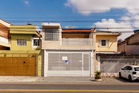 Casa à venda com 200m², 3 quartos e 2 vagas Casa à venda com 200m², 3 quartos e 2 vagasFachada
