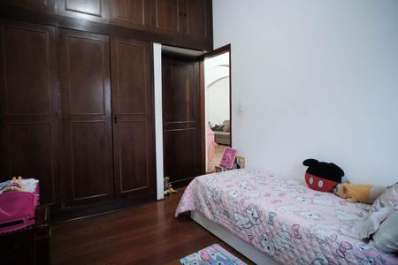 Casa à venda com 330m², 4 quartos e 6 vagasQuarto 2 