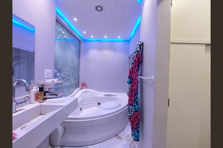 Casa à venda com 180m², 3 quartos e 3 vagas Casa à venda com 180m², 3 quartos e 3 vagasBanheiro 1