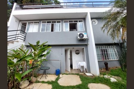 Casa à venda com 180m², 3 quartos e 3 vagas Casa à venda com 180m², 3 quartos e 3 vagasQuintal