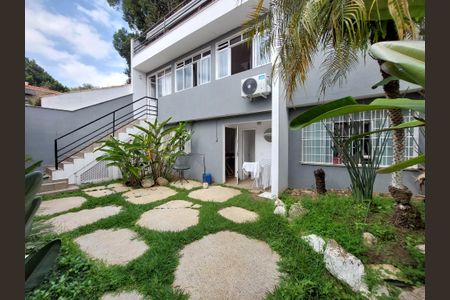 Casa à venda com 180m², 3 quartos e 3 vagas Casa à venda com 180m², 3 quartos e 3 vagasQuintal