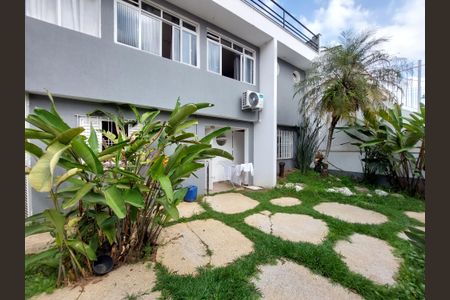 Casa à venda com 180m², 3 quartos e 3 vagas Casa à venda com 180m², 3 quartos e 3 vagasQuintal