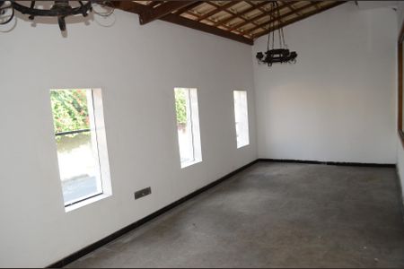 Casa à venda com 350m², 2 quartos e 1 vagaÁrea externa