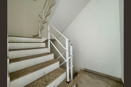 Casa de condomínio à venda com 222m², 4 quartos e 2 vagas Casa de condomínio à venda com 222m², 4 quartos e 2 vagasEscada