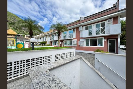 Casa de condomínio à venda com 222m², 4 quartos e 2 vagas Casa de condomínio à venda com 222m², 4 quartos e 2 vagasFachada