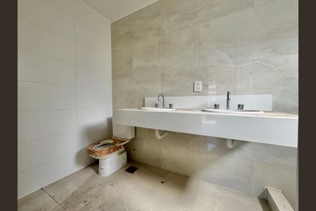 Casa de condomínio à venda com 222m², 4 quartos e 2 vagas Casa de condomínio à venda com 222m², 4 quartos e 2 vagasBanheiro da Suíte