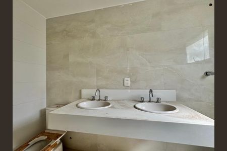 Casa de condomínio à venda com 222m², 4 quartos e 2 vagas Casa de condomínio à venda com 222m², 4 quartos e 2 vagasBanheiro da Suíte