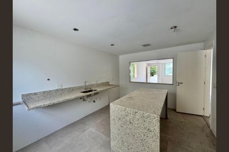 Casa de condomínio à venda com 222m², 4 quartos e 2 vagas Casa de condomínio à venda com 222m², 4 quartos e 2 vagasCozinha