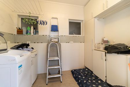 Casa à venda com 600m², 3 quartos e 7 vagas Casa à venda com 600m², 3 quartos e 7 vagasLavanderia