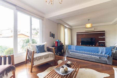 Casa à venda com 600m², 3 quartos e 7 vagas Casa à venda com 600m², 3 quartos e 7 vagasSala