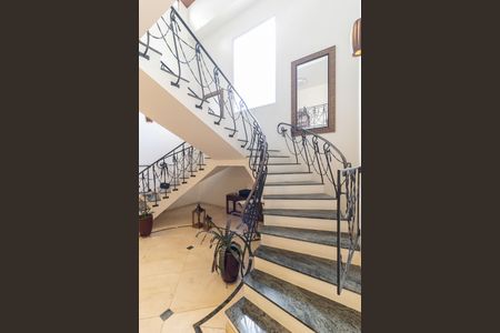 Casa à venda com 600m², 3 quartos e 7 vagas Casa à venda com 600m², 3 quartos e 7 vagasHall