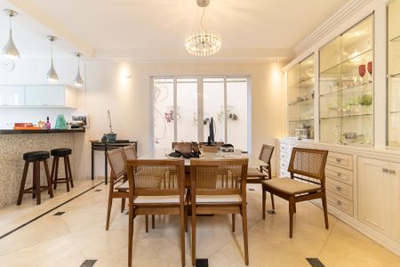 Casa à venda com 600m², 3 quartos e 7 vagas Casa à venda com 600m², 3 quartos e 7 vagasCopa