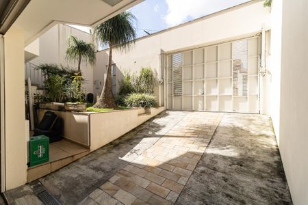 Casa à venda com 600m², 3 quartos e 7 vagas Casa à venda com 600m², 3 quartos e 7 vagasEntrada da Garagem