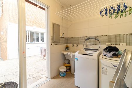 Casa à venda com 600m², 3 quartos e 7 vagas Casa à venda com 600m², 3 quartos e 7 vagasLavanderia