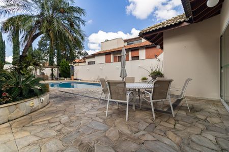 Casa à venda com 600m², 3 quartos e 7 vagas Casa à venda com 600m², 3 quartos e 7 vagasQuintal