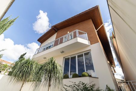 Casa à venda com 600m², 3 quartos e 7 vagas Casa à venda com 600m², 3 quartos e 7 vagasFachada