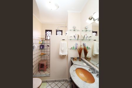 Casa à venda com 308m², 4 quartos e 4 vagasBanheiro Social