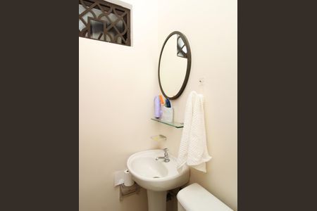 Casa à venda com 308m², 4 quartos e 4 vagasBanheiro de serviço