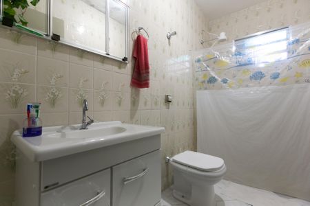 Casa à venda com 180m², 4 quartos e 2 vagas Casa à venda com 180m², 4 quartos e 2 vagasBanheiro 1