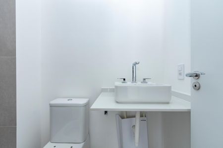 Apartamento à venda com 76m², 2 quartos e 1 vaga Apartamento à venda com 76m², 2 quartos e 1 vagaBanheiro da Suíte 2