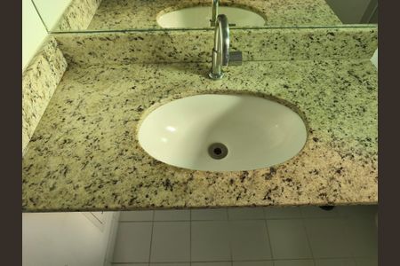 Apartamento à venda com 64m², 2 quartos e 2 vagas Apartamento à venda com 64m², 2 quartos e 2 vagasBanheiro da Suíte