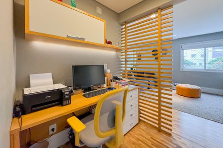 Apartamento à venda com 163m², 3 quartos e 3 vagas Apartamento à venda com 163m², 3 quartos e 3 vagasEscritório