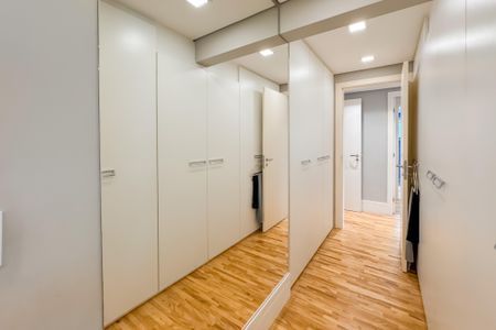 Apartamento à venda com 163m², 3 quartos e 3 vagas Apartamento à venda com 163m², 3 quartos e 3 vagasCloset da Suíte Master