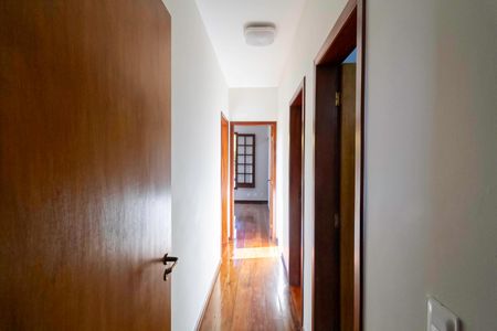Casa à venda com 343m², 6 quartos e 3 vagas Casa à venda com 343m², 6 quartos e 3 vagasCorredor