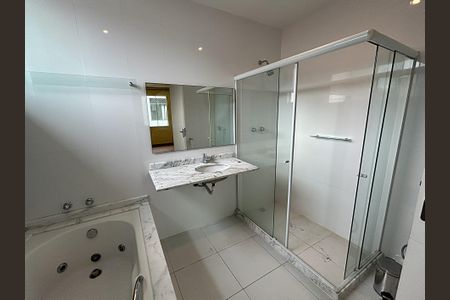 Casa à venda com 260m², 5 quartos e 4 vagasBanheiro da Suíte