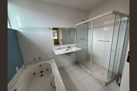 Casa à venda com 260m², 5 quartos e 4 vagasBanheiro da Suíte