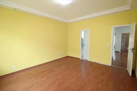 Casa à venda com 260m², 5 quartos e 4 vagasSuíte