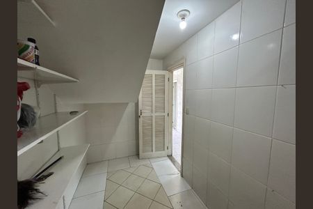 Casa à venda com 260m², 5 quartos e 4 vagasDespensa