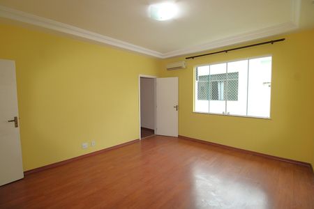 Casa à venda com 260m², 5 quartos e 4 vagasSuíte
