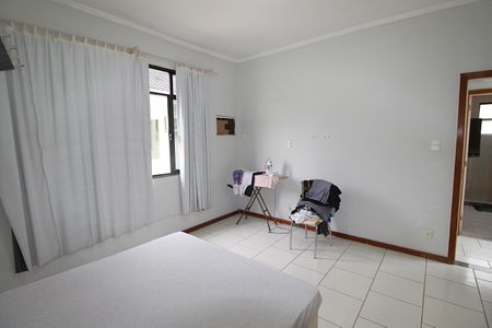 Casa à venda com 260m², 5 quartos e 4 vagasQuarto 1 casa 2