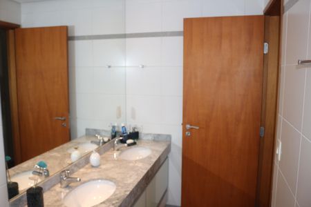 Apartamento à venda com 254m², 3 quartos e 6 vagasBanheiro da Suíte 3
