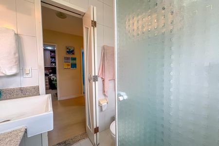 Casa à venda com 237m², 3 quartos e 2 vagasBanheiro