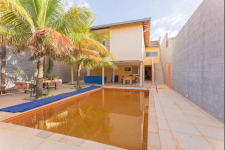 Casa à venda com 250m², 4 quartos e 2 vagas Casa à venda com 250m², 4 quartos e 2 vagasPiscina