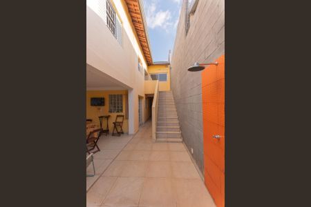 Casa à venda com 250m², 4 quartos e 2 vagas Casa à venda com 250m², 4 quartos e 2 vagasEscada