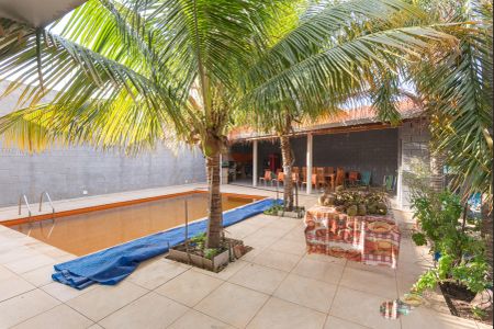 Casa à venda com 250m², 4 quartos e 2 vagas Casa à venda com 250m², 4 quartos e 2 vagasPiscina