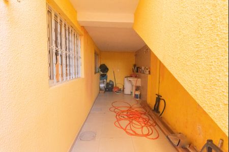 Casa à venda com 250m², 4 quartos e 2 vagas Casa à venda com 250m², 4 quartos e 2 vagasEscada e Área de Serviço