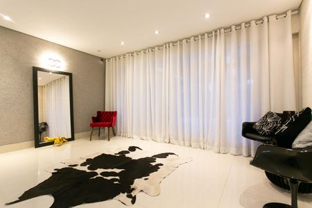 Casa à venda com 373m², 4 quartos e 3 vagas Casa à venda com 373m², 4 quartos e 3 vagasSala