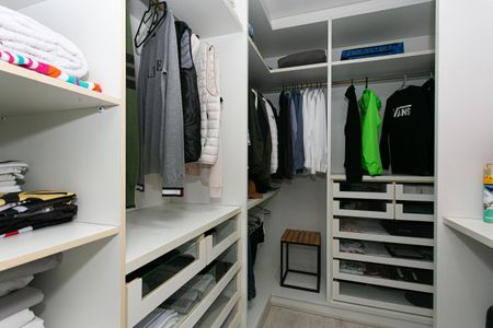 Casa à venda com 373m², 4 quartos e 3 vagas Casa à venda com 373m², 4 quartos e 3 vagasCloset da Suíte 1