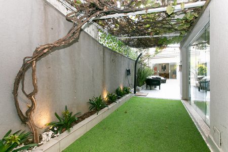 Casa à venda com 373m², 4 quartos e 3 vagas Casa à venda com 373m², 4 quartos e 3 vagasÁrea Externa