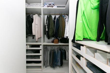 Casa à venda com 373m², 4 quartos e 3 vagas Casa à venda com 373m², 4 quartos e 3 vagasCloset da Suíte 1