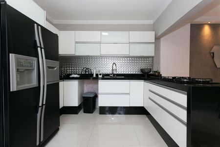 Casa à venda com 373m², 4 quartos e 3 vagas Casa à venda com 373m², 4 quartos e 3 vagasCozinha