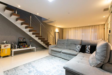 Casa à venda com 373m², 4 quartos e 3 vagas Casa à venda com 373m², 4 quartos e 3 vagasSala